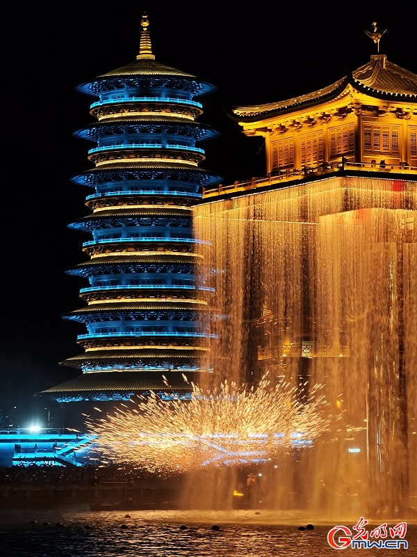 Molten iron lights up night sky at Wunvzhou scenic area Molten iron lights up night sky at Wunvzhou scenic area