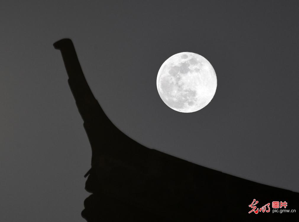 Supermoon lights up sky across China Supermoon lights up sky across China