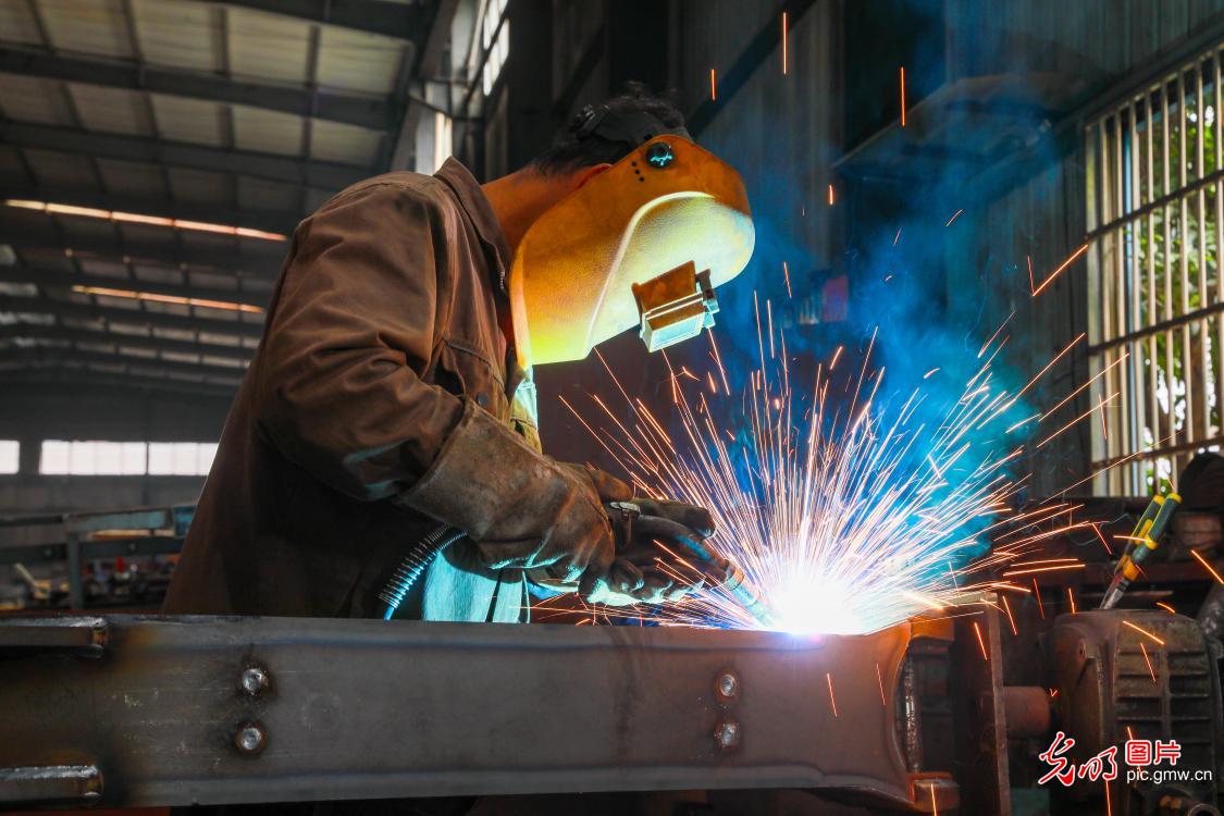 Factories nationwide shift into high gear on first workday of 2026 Factories nationwide shift into high gear on first workday of 2026