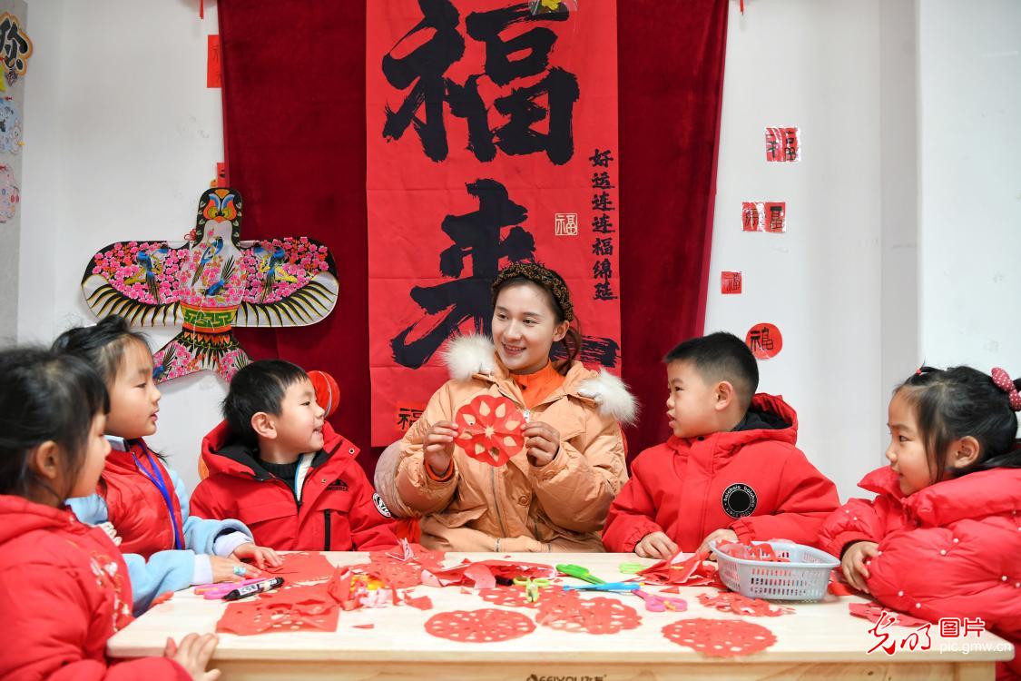 Kindergarten in Anhui makes traditional paper-cut decorations to welcome Minor Cold Kindergarten in Anhui makes traditional paper-cut decorations to welcome Minor Cold