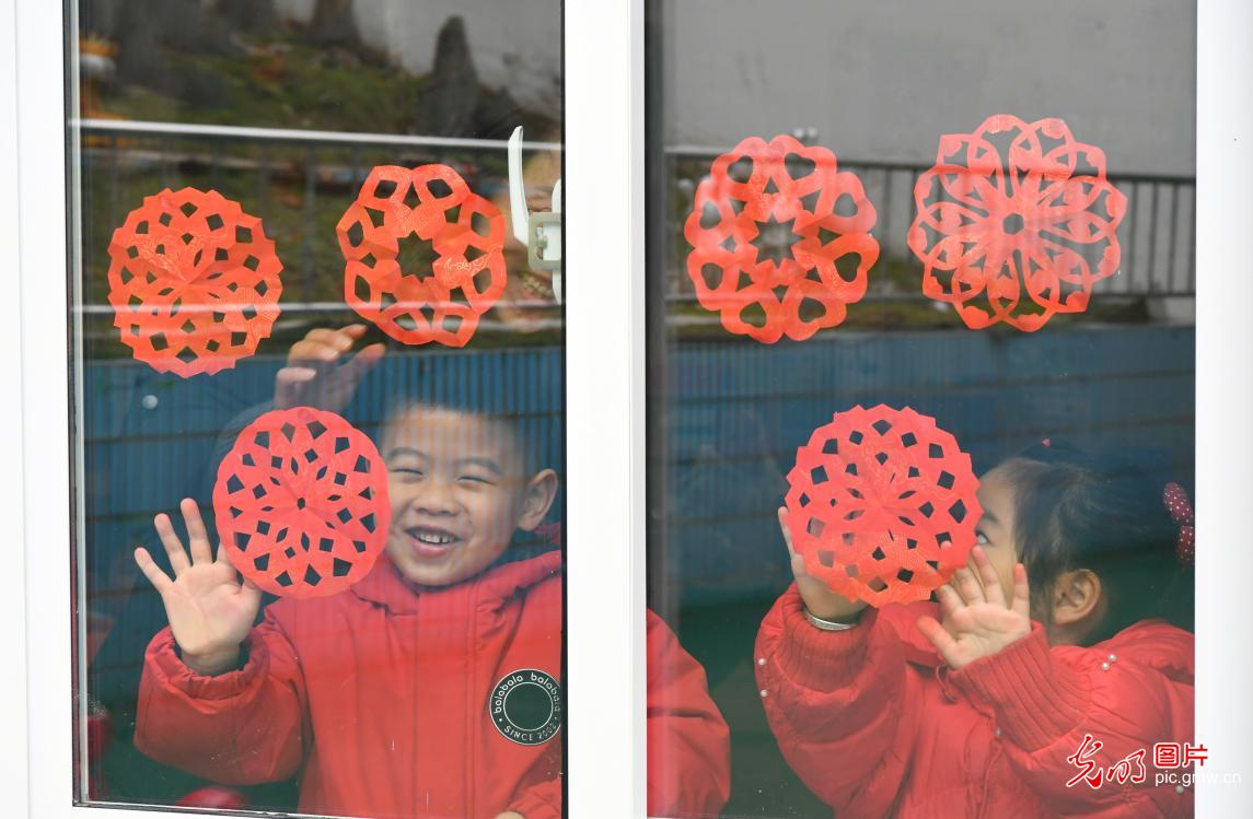 Kindergarten in Anhui makes traditional paper-cut decorations to welcome Minor Cold Kindergarten in Anhui makes traditional paper-cut decorations to welcome Minor Cold
