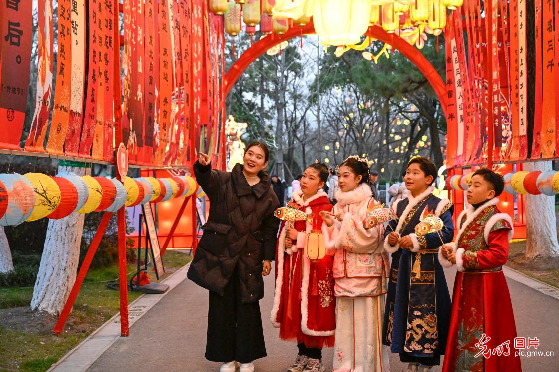 Students experience folk culture at lantern fair in E China's Anhui