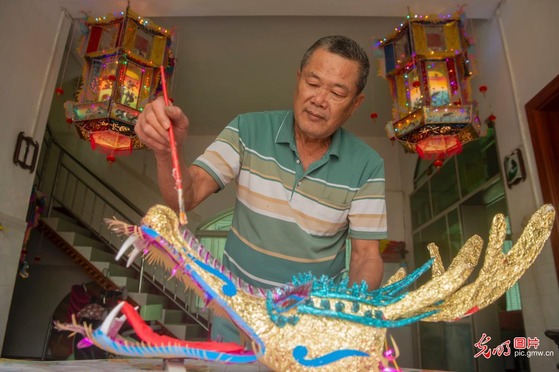 Lanterns light up village to welcome Spring Festival