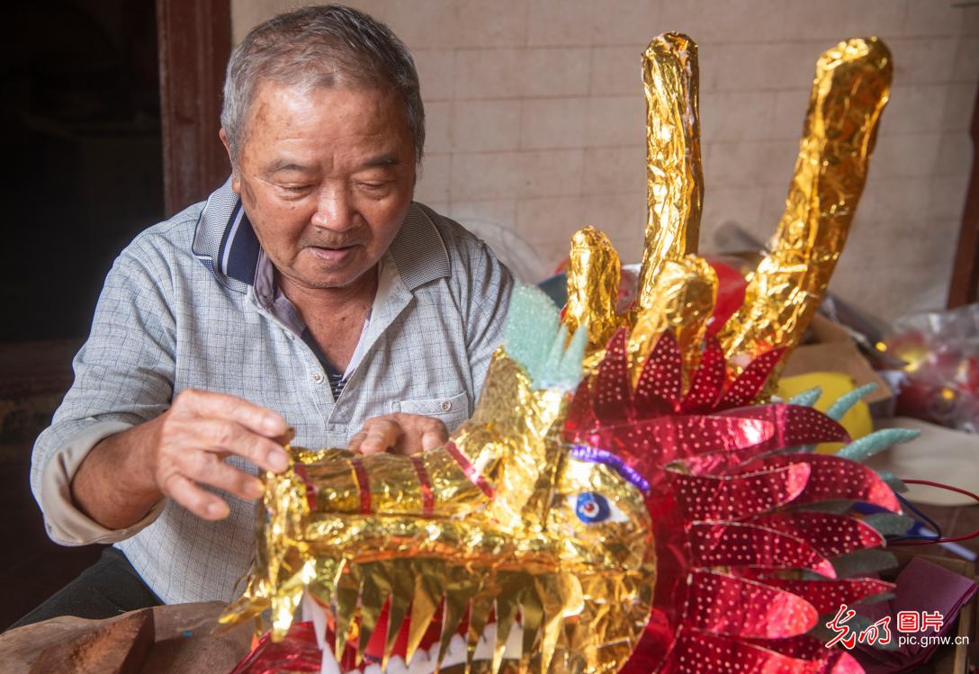 Lanterns light up village to welcome Spring Festival