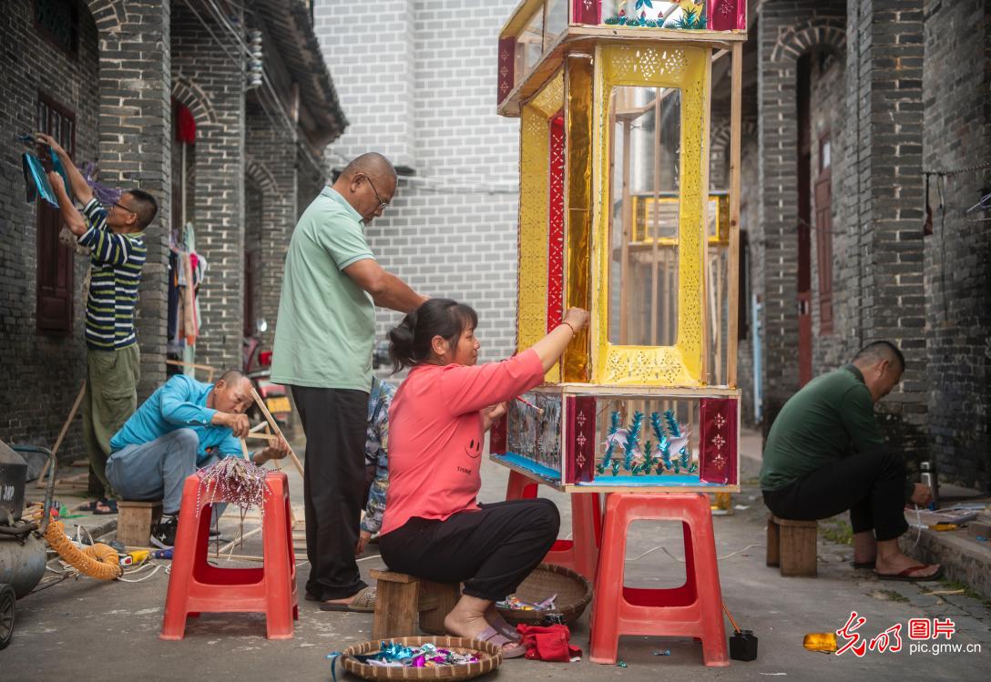 Lanterns light up village to welcome Spring Festival