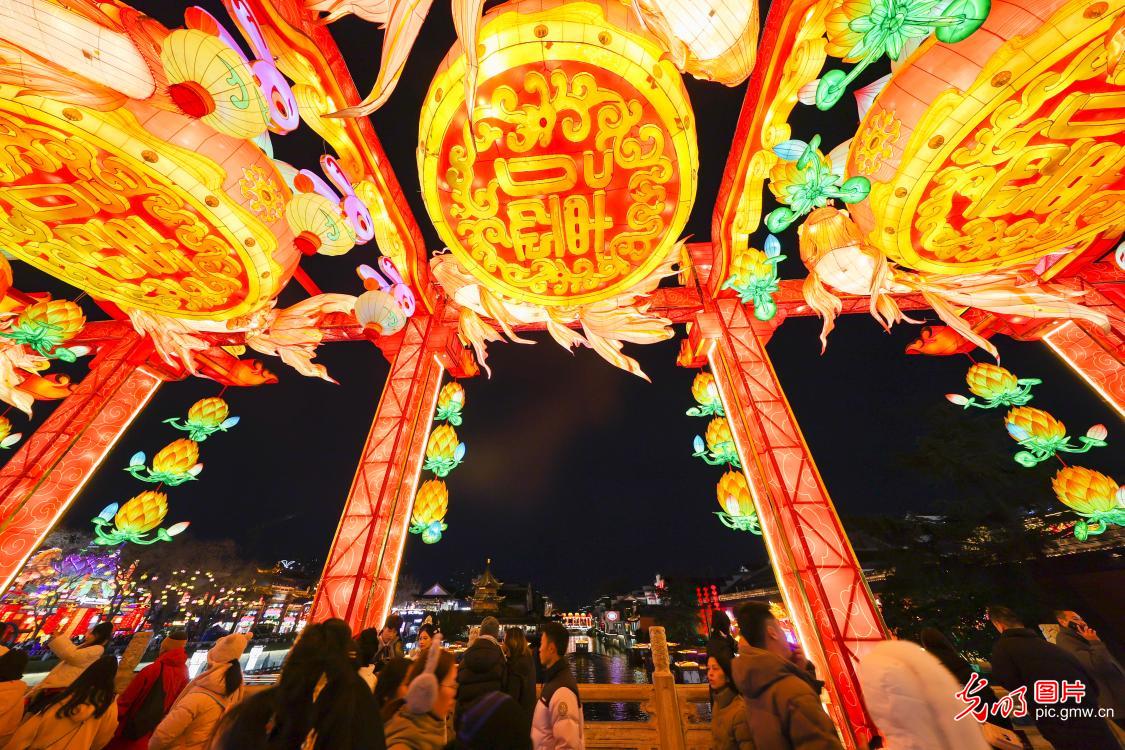 40th Qinhuai Lantern Festival illuminates Nanjing