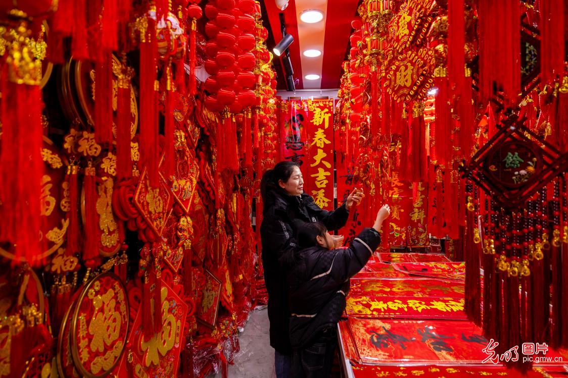 Festive shopping buzz builds nationwide as Spring Festival approaches