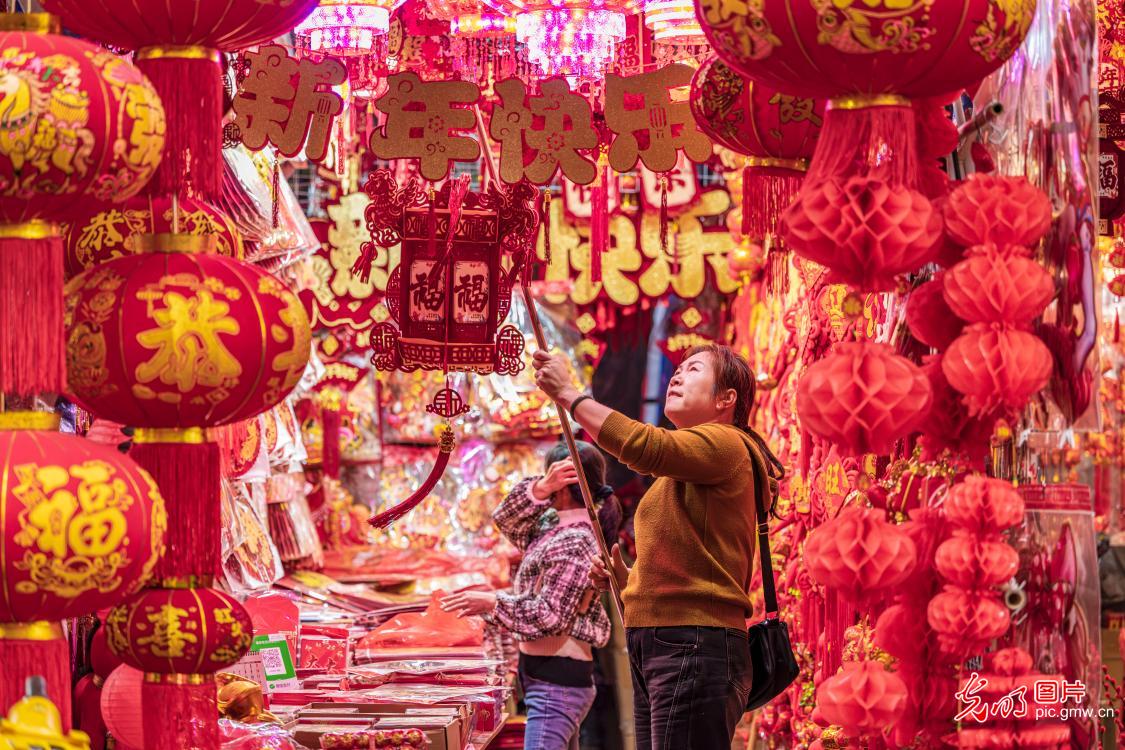 Festive shopping buzz builds nationwide as Spring Festival approaches