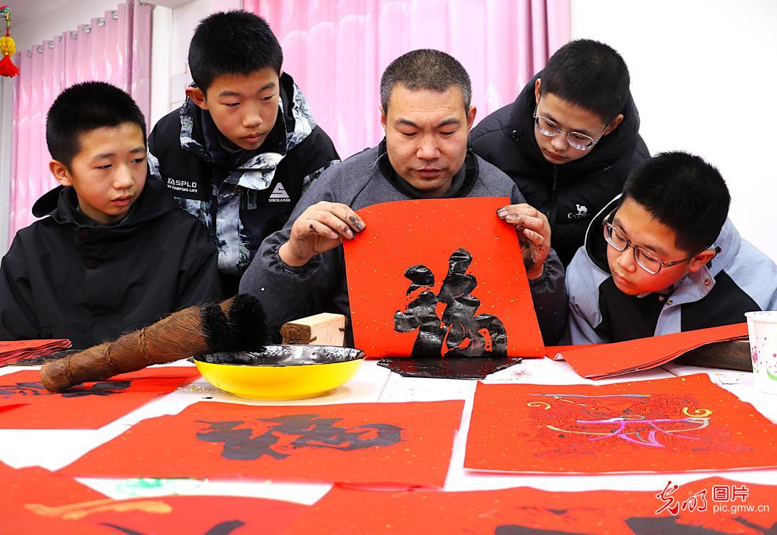 Children explore intangible cultural heritage ahead of Spring Festival