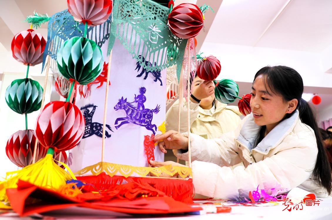 Children explore intangible cultural heritage ahead of Spring Festival