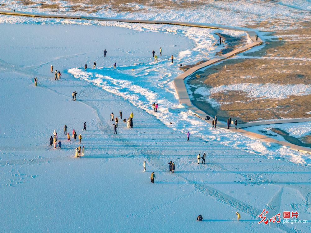 Snowy scenery highlights winter charm of Sayram Lake in NW China's Xinjiang