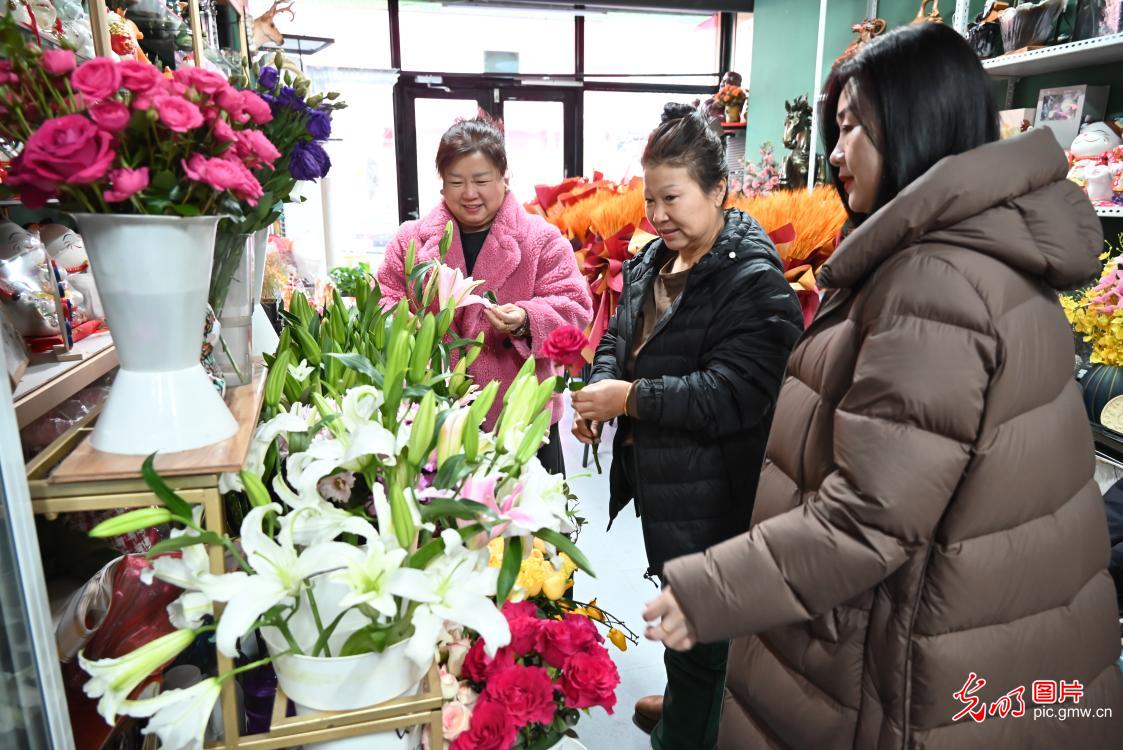 Spring Festival flower markets flourish across China