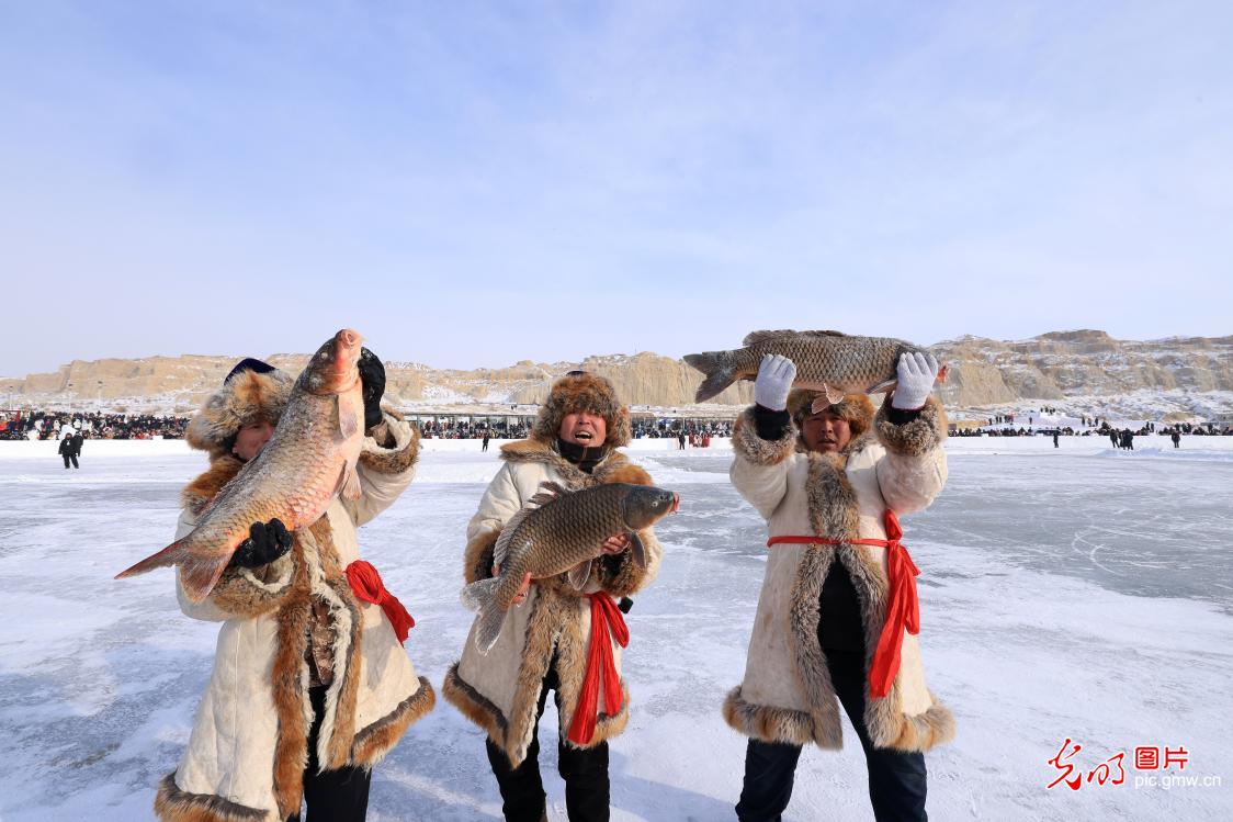 Winter fishing scenes showcase harvest and festive cheer across China