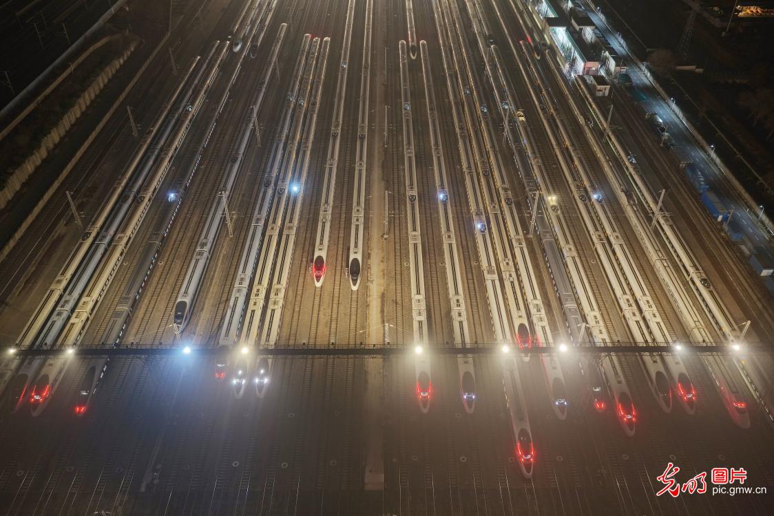 Spring travel rush unfolds as journeys home begin across China