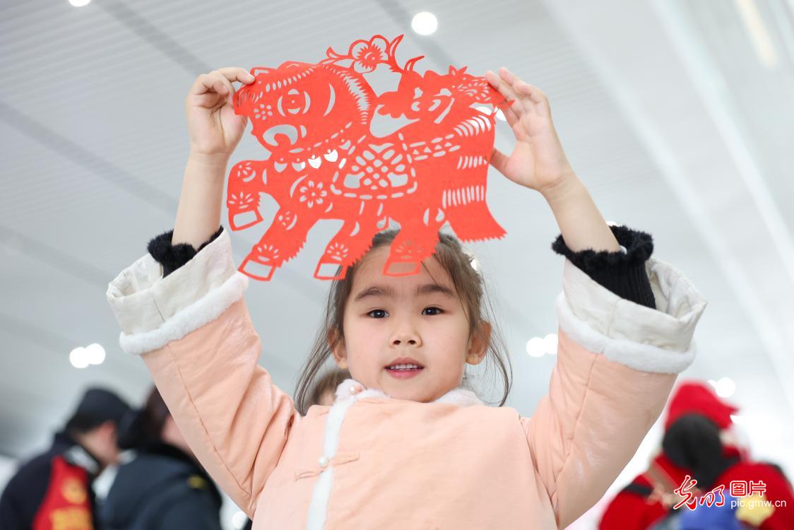 Spring travel rush unfolds as journeys home begin across China