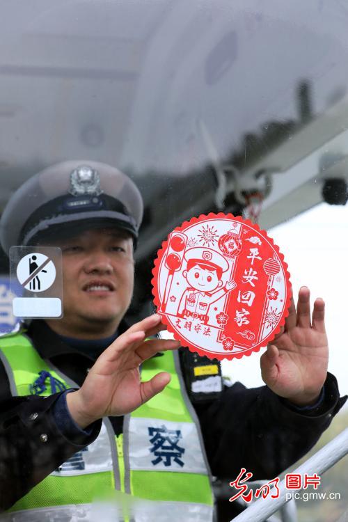 Spring travel rush unfolds as journeys home begin across China