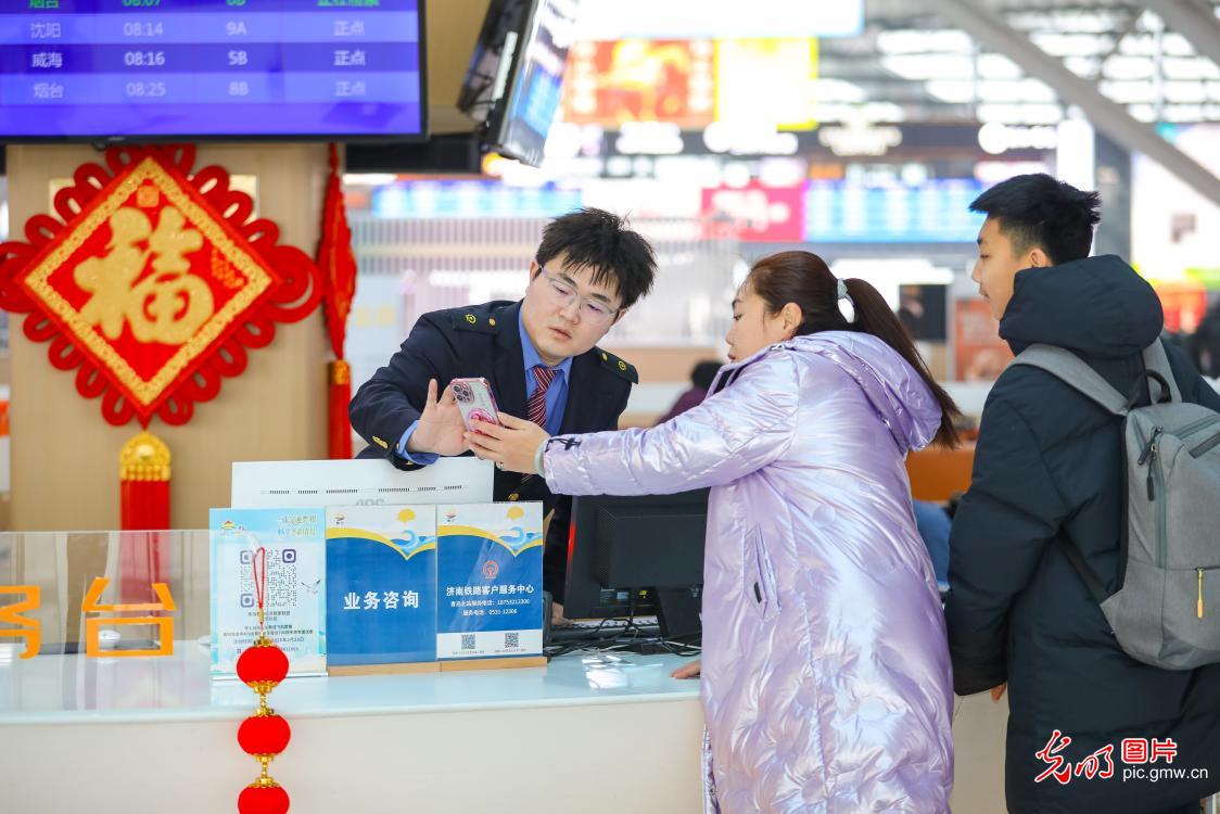 Spring travel rush unfolds as journeys home begin across China