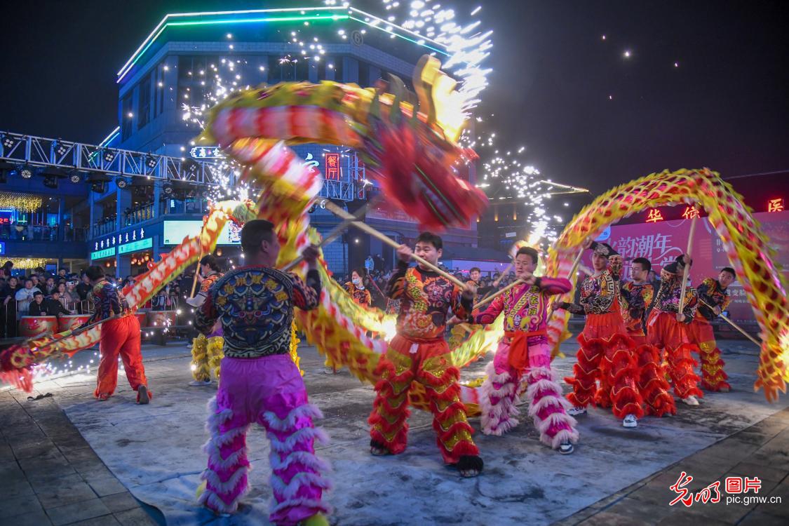 Dazzling performance of fire dragon dance in E China