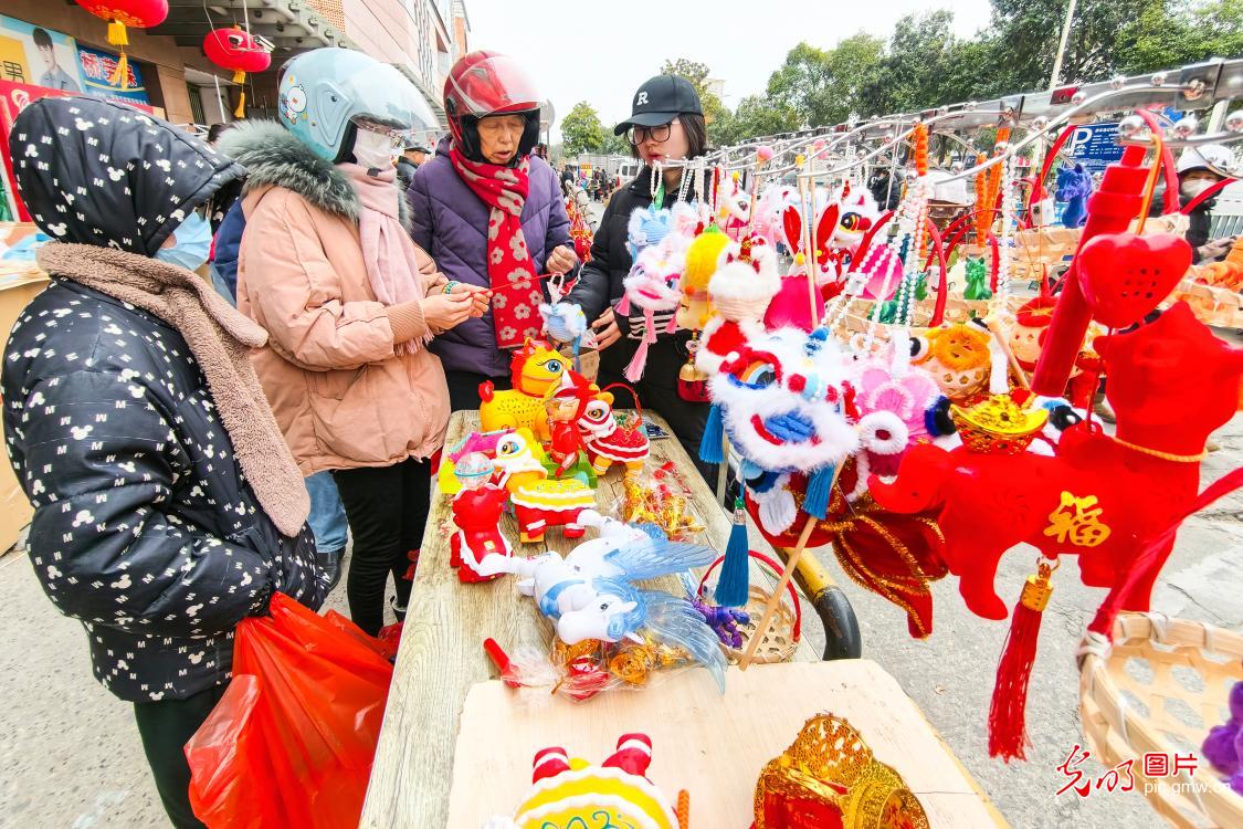 Yangzhou market showcases colorful lanterns for festival