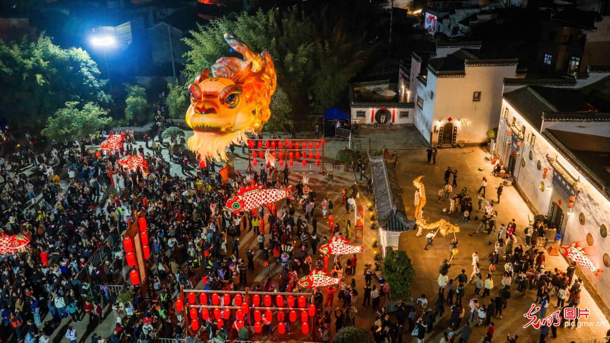 Ancient village fish lantern parade staged in E China's Anhui Ancient village fish lantern parade staged in E China's Anhui