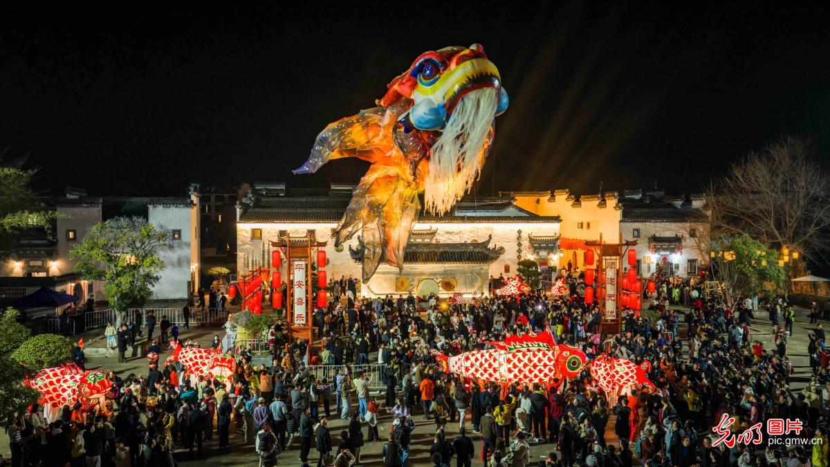 Ancient village fish lantern parade staged in E China's Anhui Ancient village fish lantern parade staged in E China's Anhui
