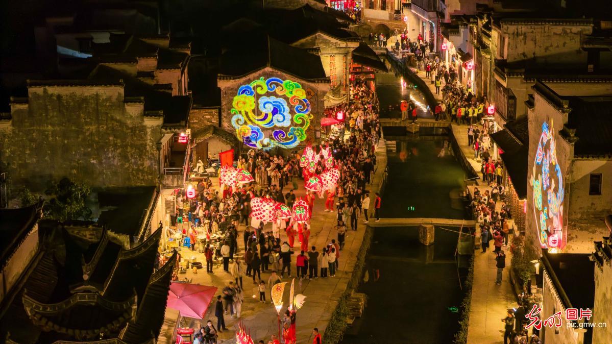 Ancient village fish lantern parade staged in E China's Anhui Ancient village fish lantern parade staged in E China's Anhui