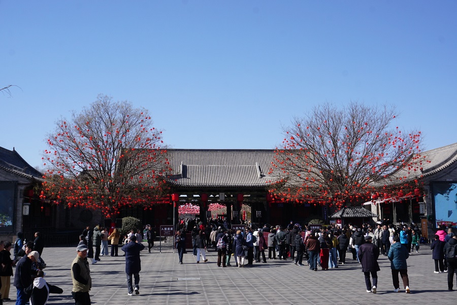 People enjoying Spring Festival celebrations at Qiao Family Compound in N China's Shanxi