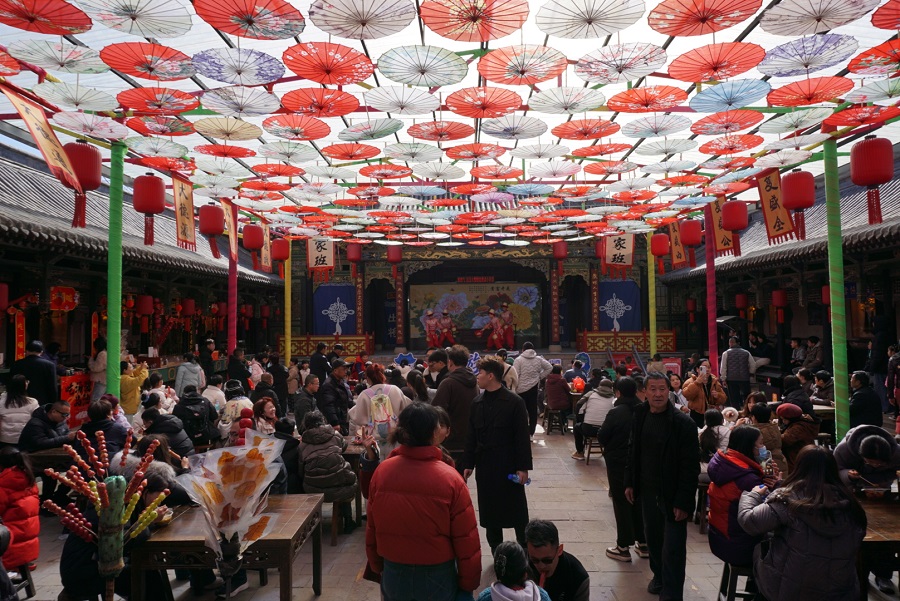 People enjoying Spring Festival celebrations at Qiao Family Compound in N China's Shanxi