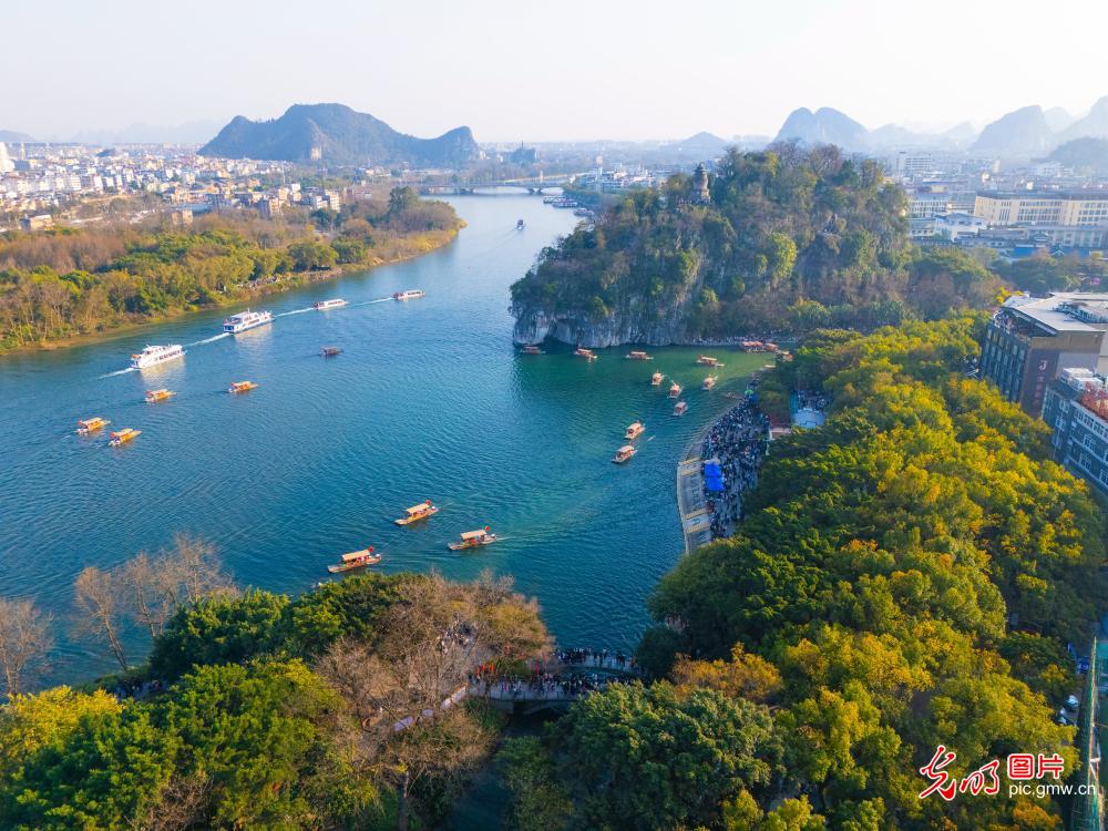 Tourists flock to enjoy spring in Guilin, S China's Guangxi
