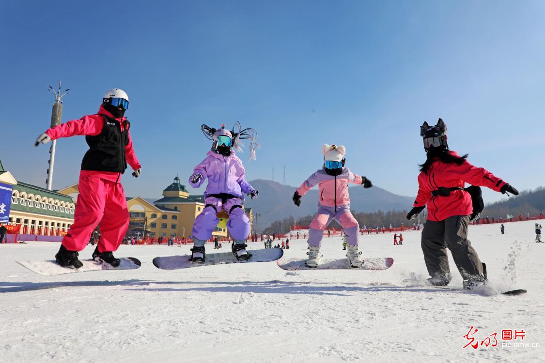 Ski resort draws crowds during Spring Festival in N China's Inner Mongolia