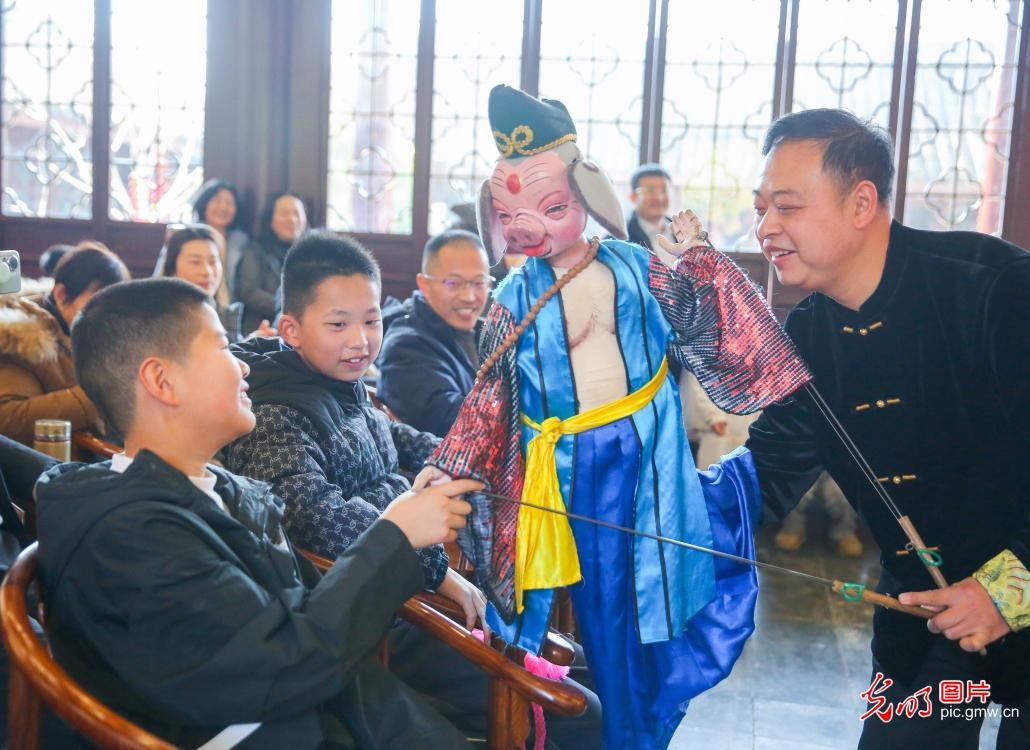 String puppet show charms visitors&nbsp;in E China's Jiangsu