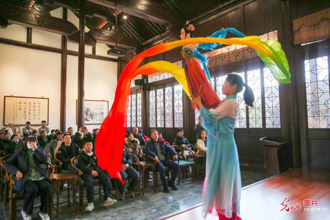 String puppet show charms visitors&nbsp;in E China's Jiangsu