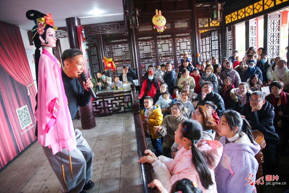 String puppet show charms visitors&nbsp;in E China's Jiangsu