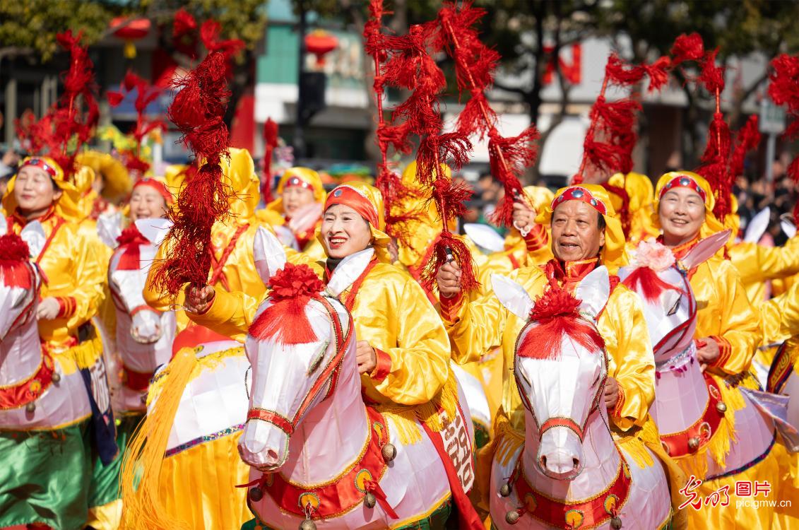 Folk culture parade held in E China's Jiangsu
