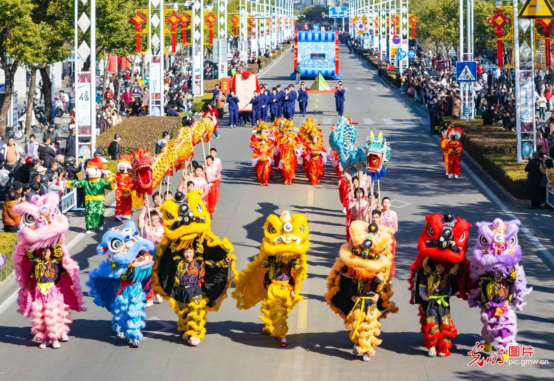 Folk culture parade held in E China's Jiangsu