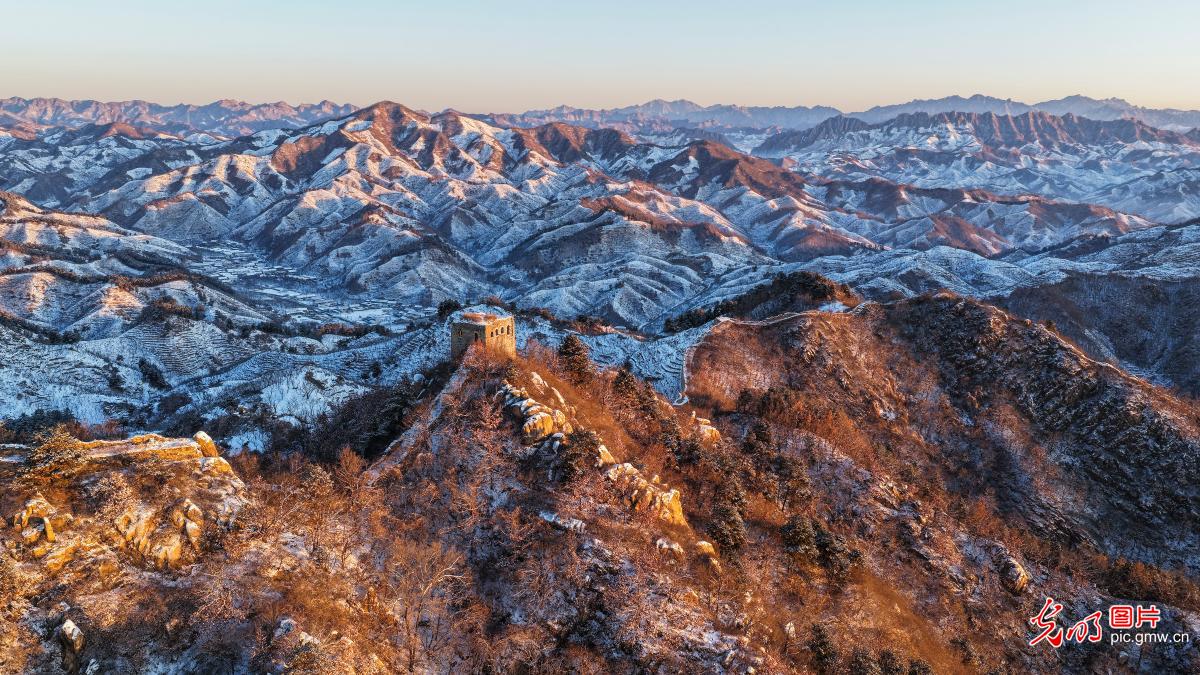 Snow-covered Great Wall presents majestic winter scene in N China's Hebei Snow-covered Great Wall presents majestic winter scene in N China's Hebei