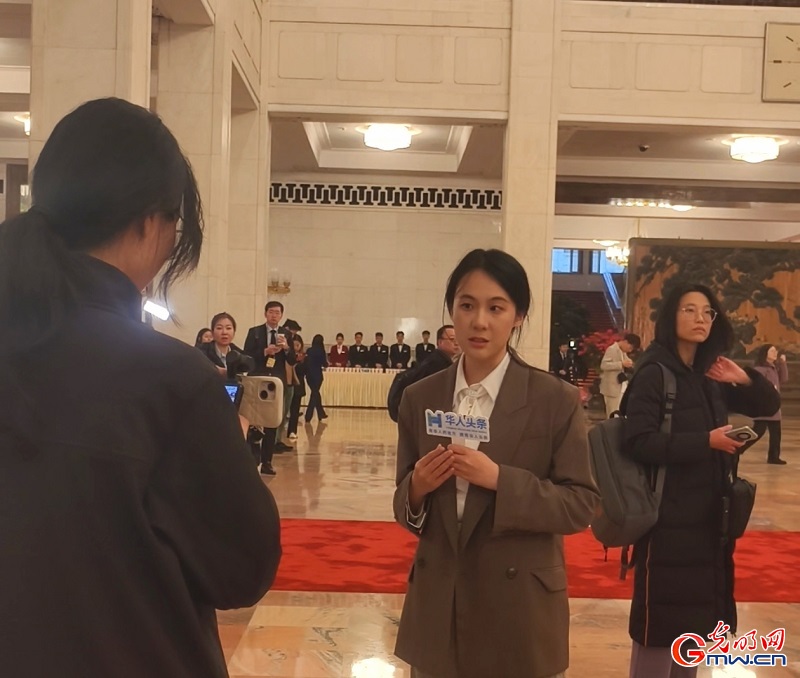 Compact devices gain popularity among journalists at Two Sessions Compact devices gain popularity among journalists at Two Sessions