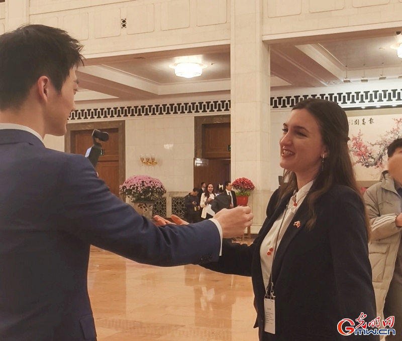 Compact devices gain popularity among journalists at Two Sessions Compact devices gain popularity among journalists at Two Sessions