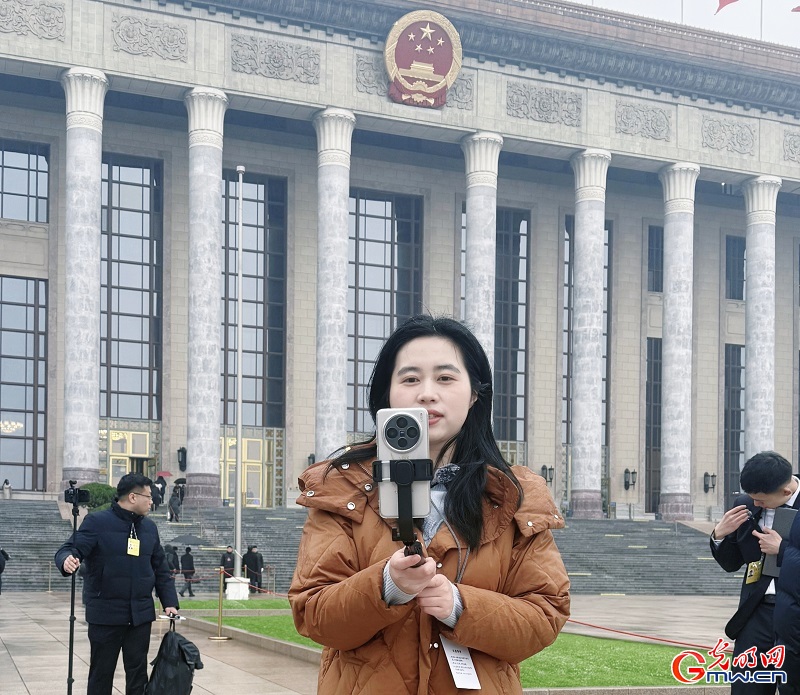 Compact devices gain popularity among journalists at Two Sessions Compact devices gain popularity among journalists at Two Sessions