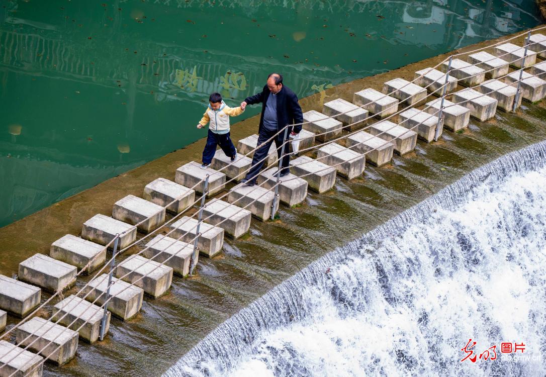 Waterfall attracts tourists in C China's Hunan Waterfall attracts tourists in C China's Hunan