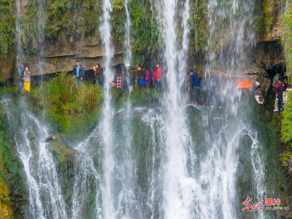 Waterfall attracts tourists in C China's Hunan Waterfall attracts tourists in C China's Hunan