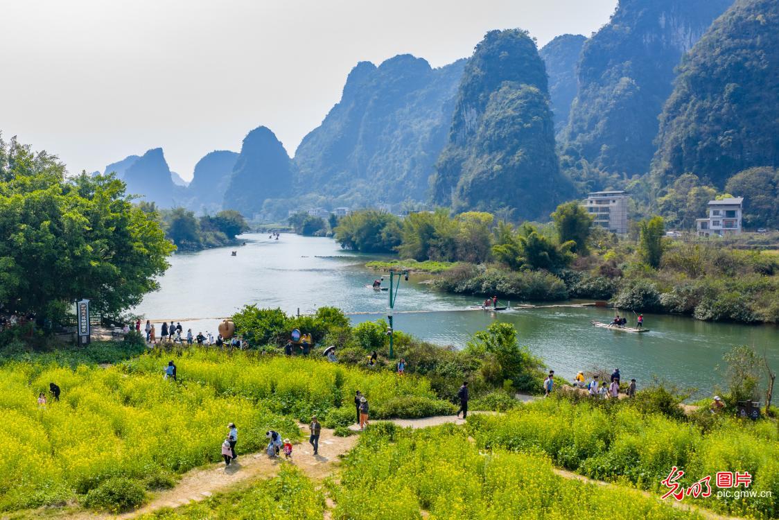 Students hike along Yulong River of S China's Guangxi Students hike along Yulong River of S China's Guangxi