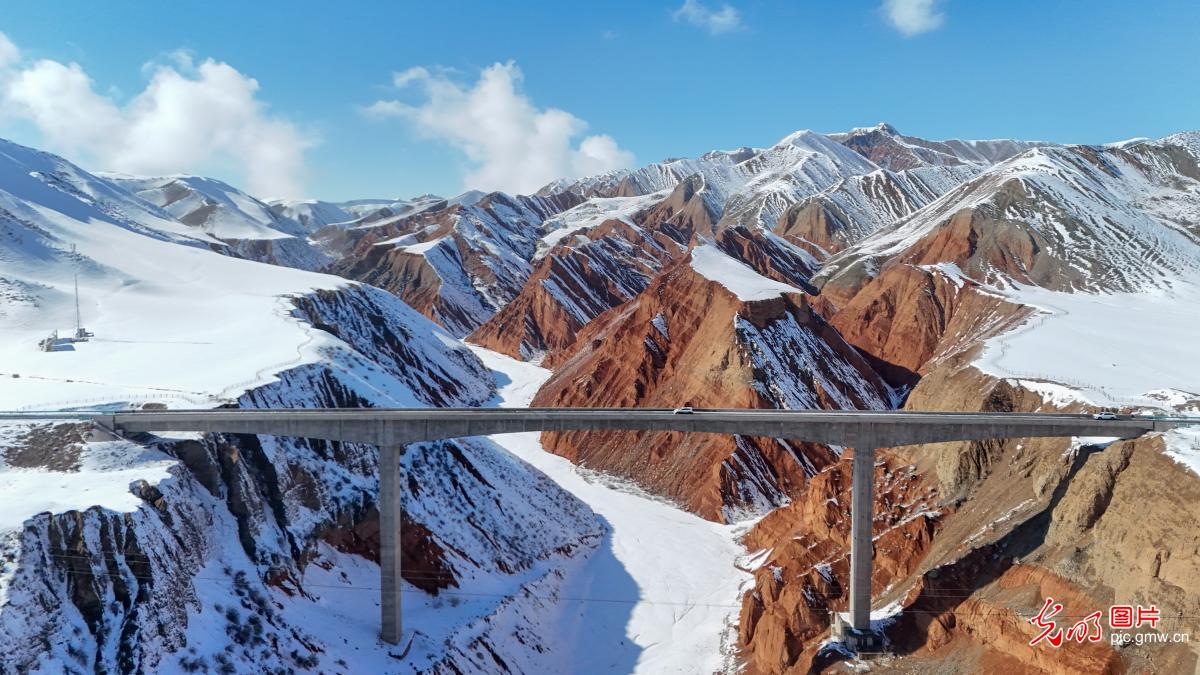 Snow blankets Danxia landforms in NW China's Xinjiang Snow blankets Danxia landforms in NW China's Xinjiang