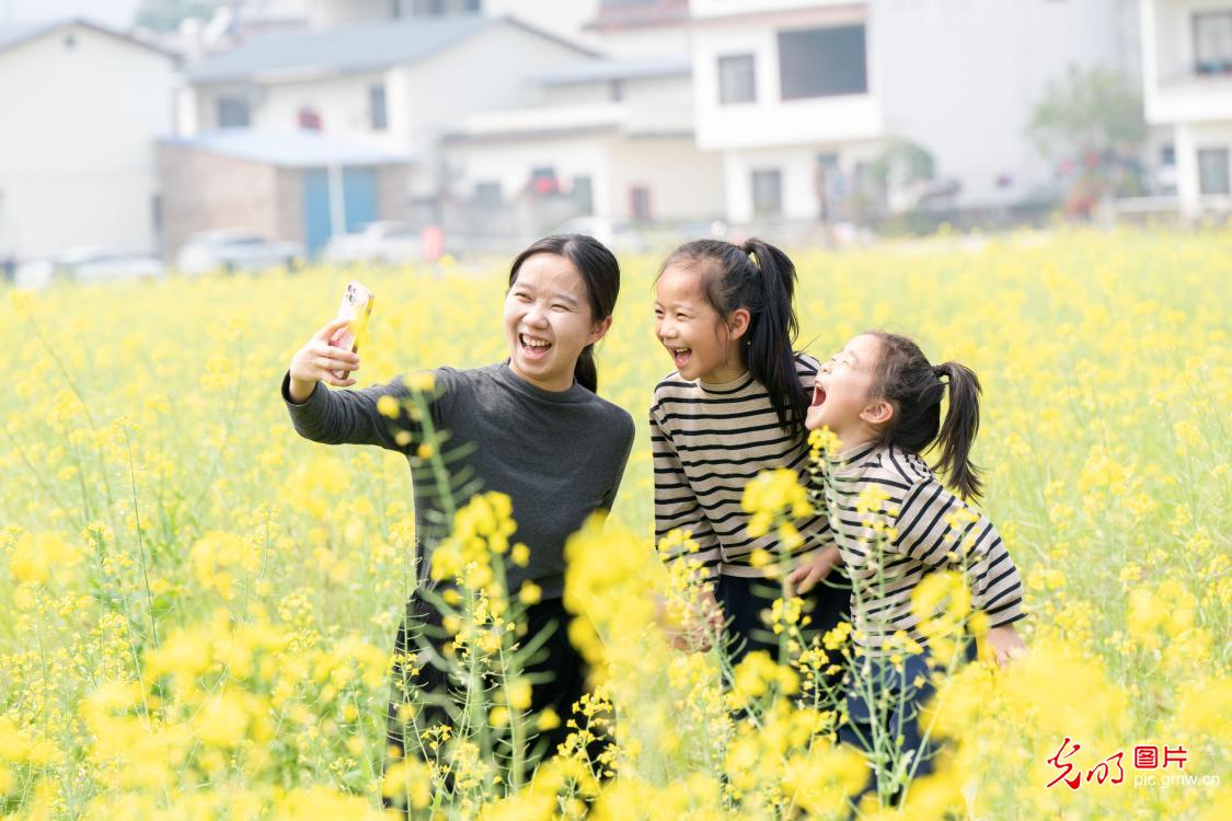 Golden rapeseed blossoms draw visitors to Yulong River in spring