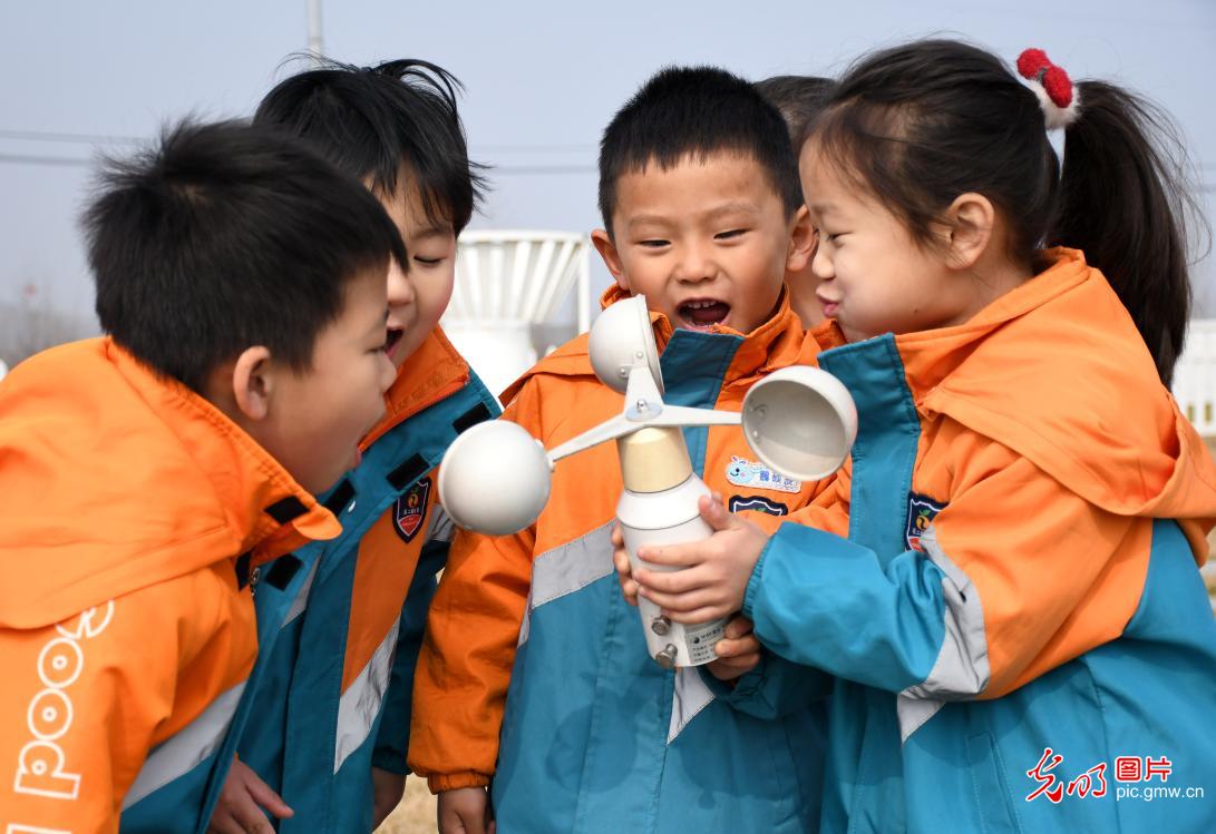 Kids explore meteorological science ahead of World Meteorological Day in N China's Hebei
