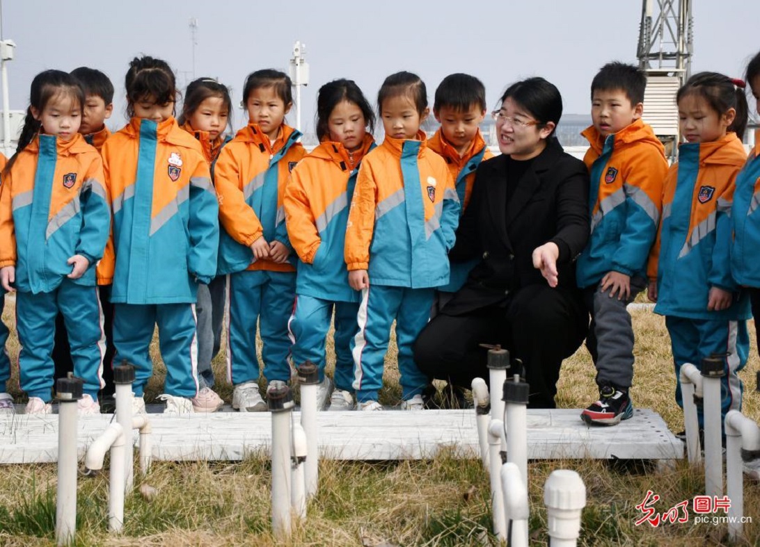 Kids explore meteorological science ahead of World Meteorological Day in N China's Hebei