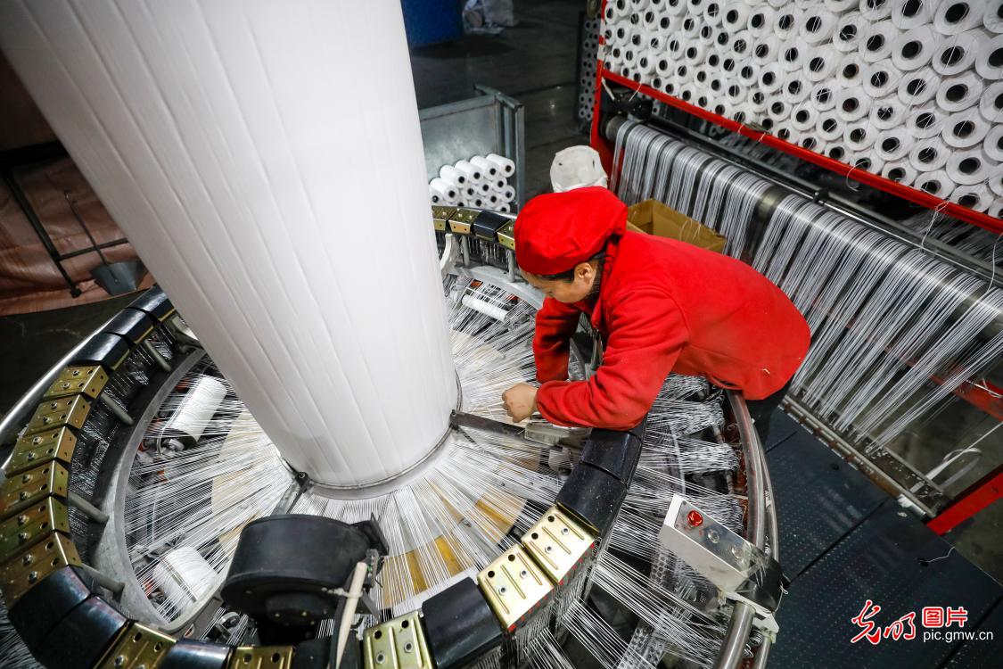 China's foreign trade gains strong momentum in first two months