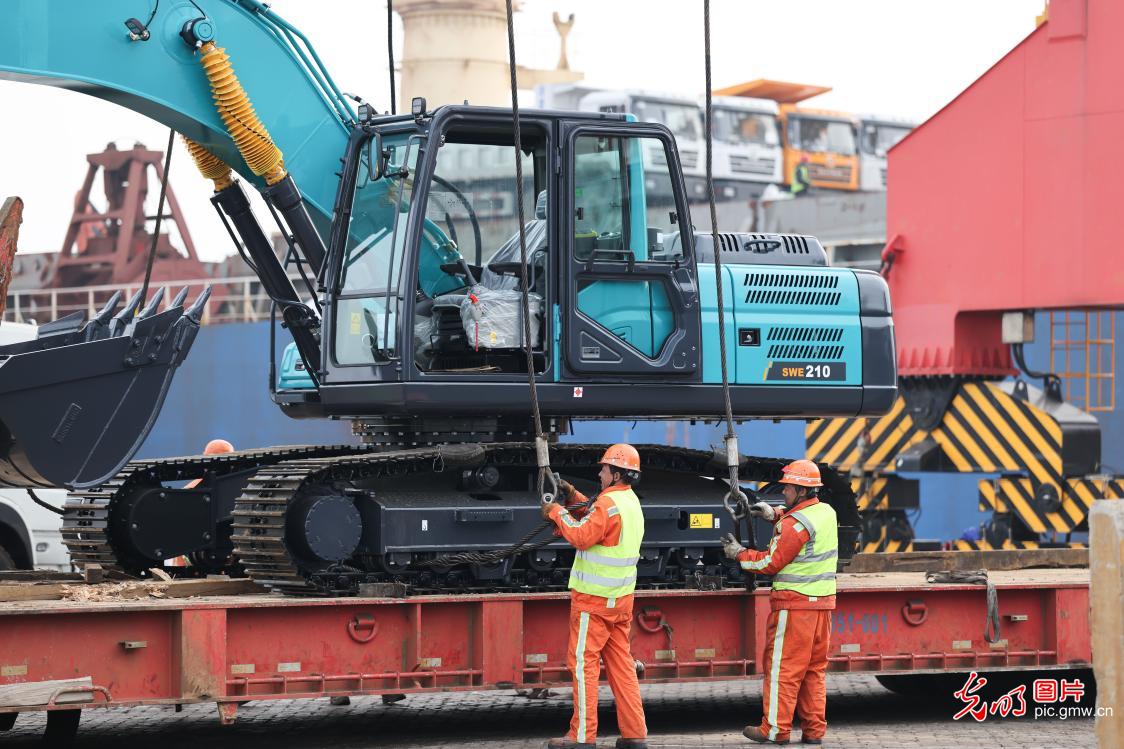 China's foreign trade gains strong momentum in first two months