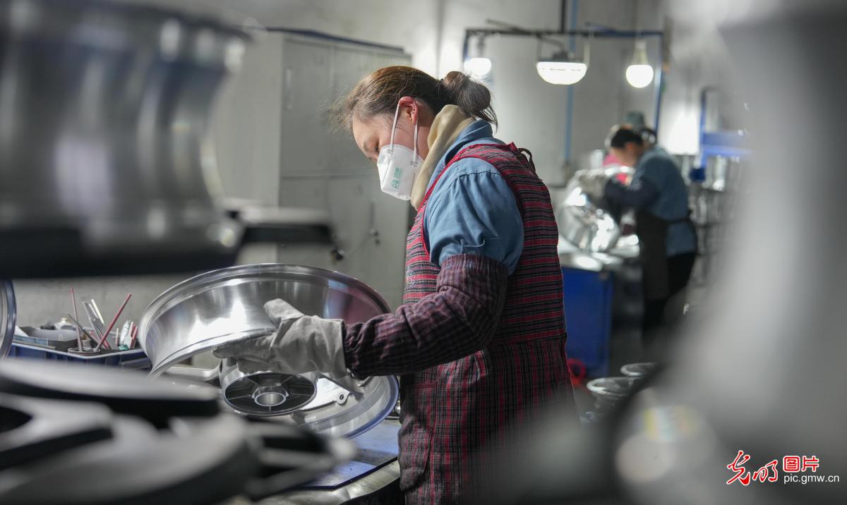 China's foreign trade gains strong momentum in first two months