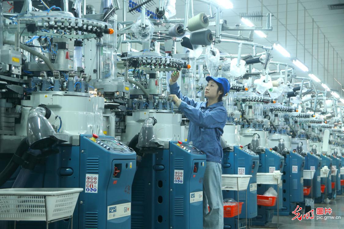 China's foreign trade gains strong momentum in first two months